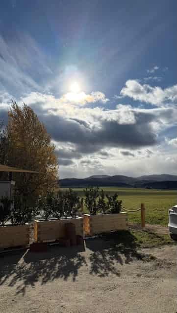 Výhled do krajiny — off-grid glamping