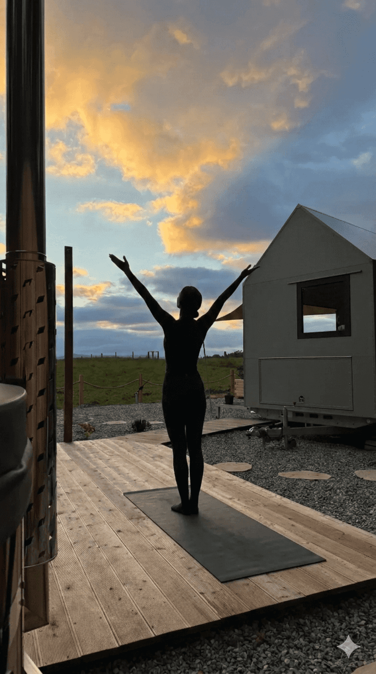 Jóga na terase při západu slunce s výhledem na Hutku Johanku